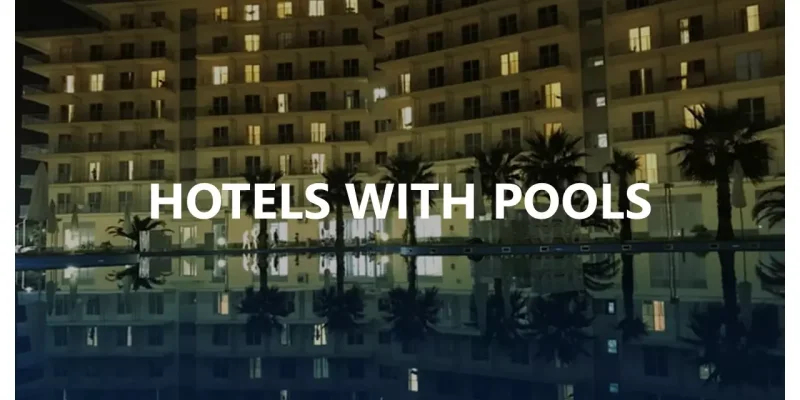 Hôtels avec piscine Modèle Google Slides à télécharger